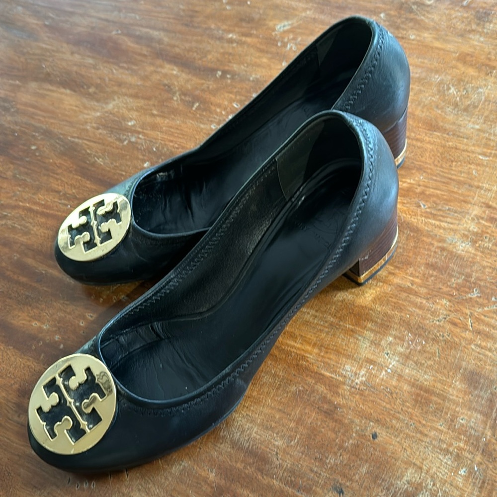 Black pumps